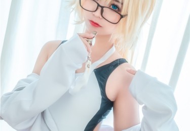 【麻豆app官网版】夜色温柔：捕捉明星包间内那段温情低语，仿佛在诉说秘密恋曲